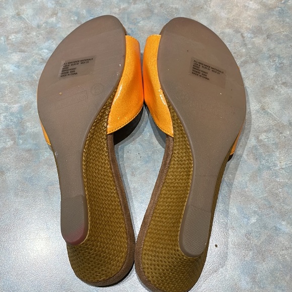 Attention orange low wedge slides (sz 8) - Picture 3 of 9